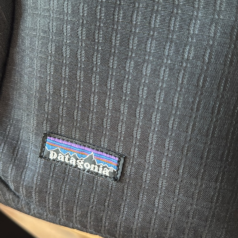 Patagonia Black Duffle EUC Large - Picture 8 of 9